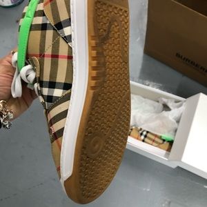 Burberry kid sneakers in box,bag